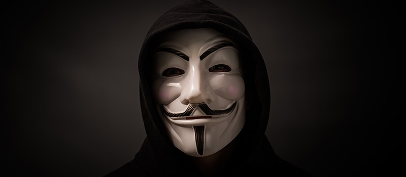 Persona con máscara: símbolo del grupo hacktivista Anonymous.