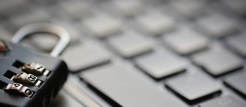 Imagen de concepto de seguridad informática con un candado sobre el teclado de un ordenador.