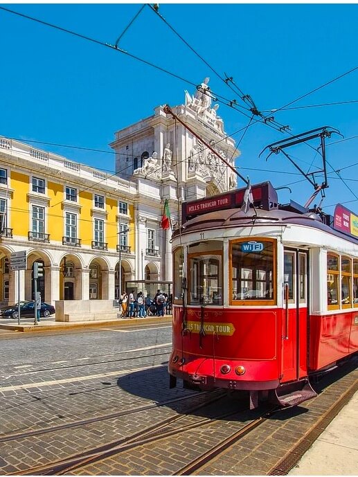 Bureau de Lisbonne de BABEL. Portugal. Tramway rouge sur la Plaza del Comercio.