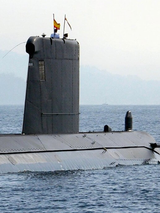 Babel Seguridad y Defensa Armada.  Un submarino subiendo a la superficie