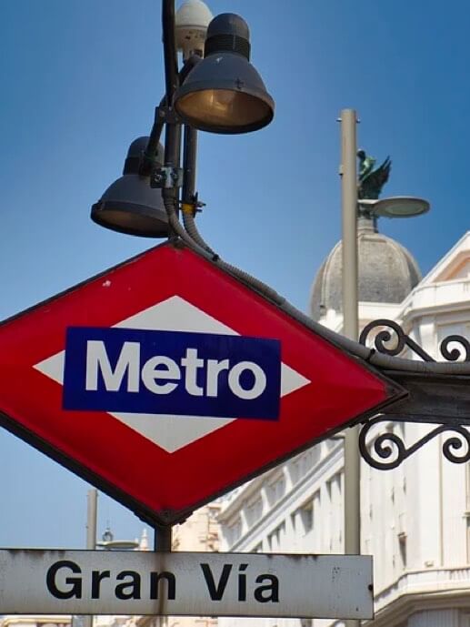 Babel Transportes Metro. Detalle de la boca de metro de Gran Vía en Madrid