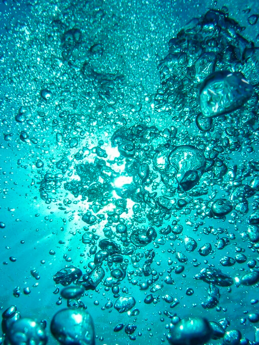 Babel Energía y Utilities Canal Isabel II. Fotografía de agua con burbujas vista desde el interior 