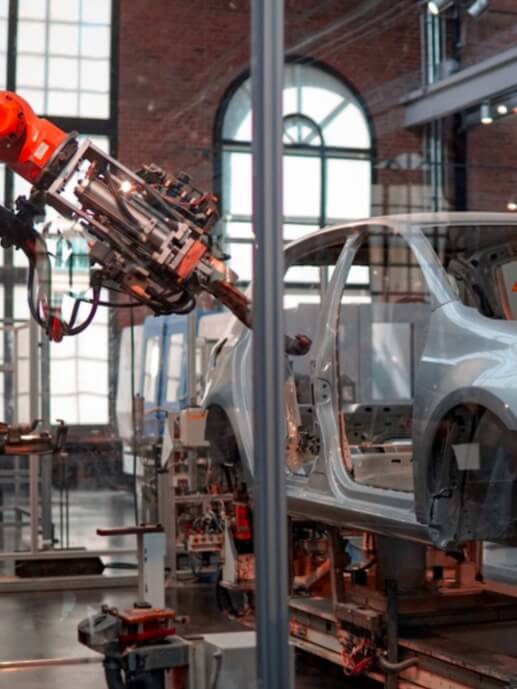 Babel Industria & Retail. Cadena de producción de coches con brazo robótico